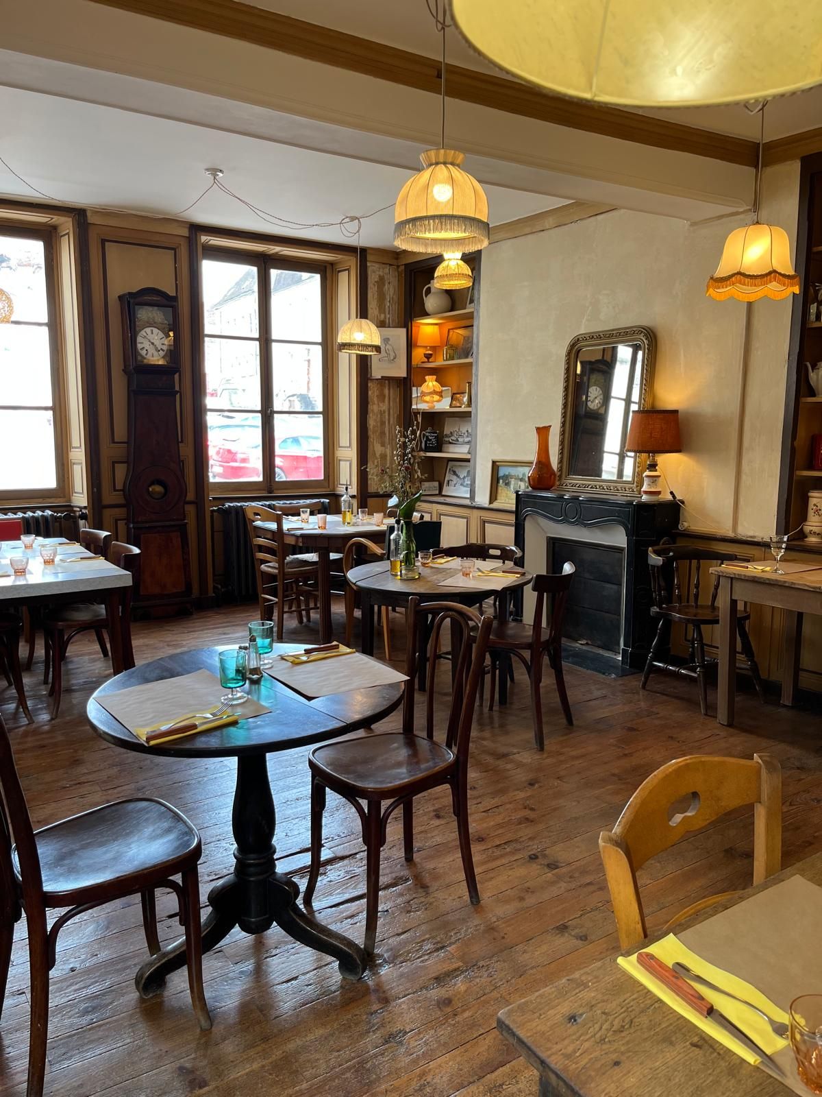 Pizza napolitaine maison garnie de feuilles de basilic frais, entourée d'ingrédients méditerranéens sur une table rustique.