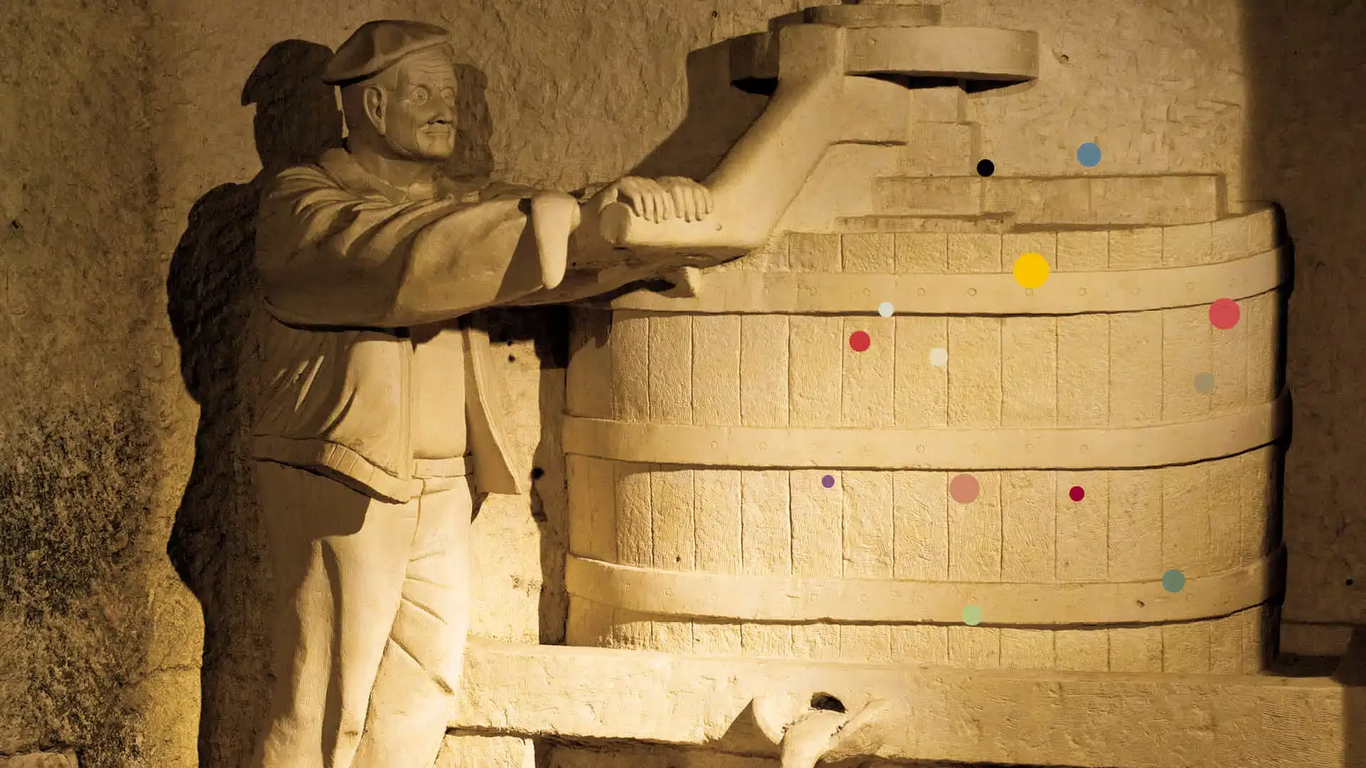 Caves de Bailly Lapierre : entrée voûtée creusée dans la roche, site emblématique de production de crémant