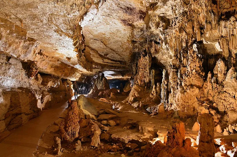Le chaos sanctuaire sud-est des Grottes d’Arcy-sur-Cure, avec formations rocheuses et parois ornées