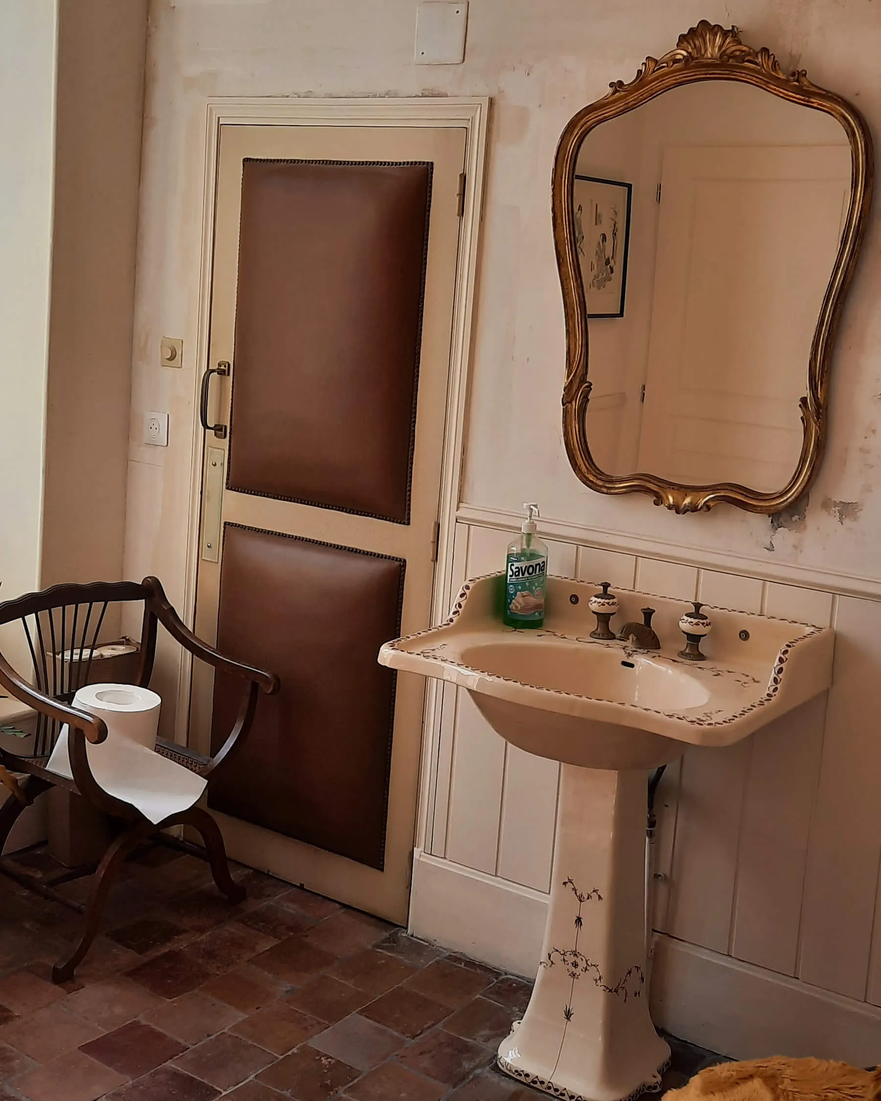 Et non, le lavabo n'est pas d'origine, c'était seulement un bureau.