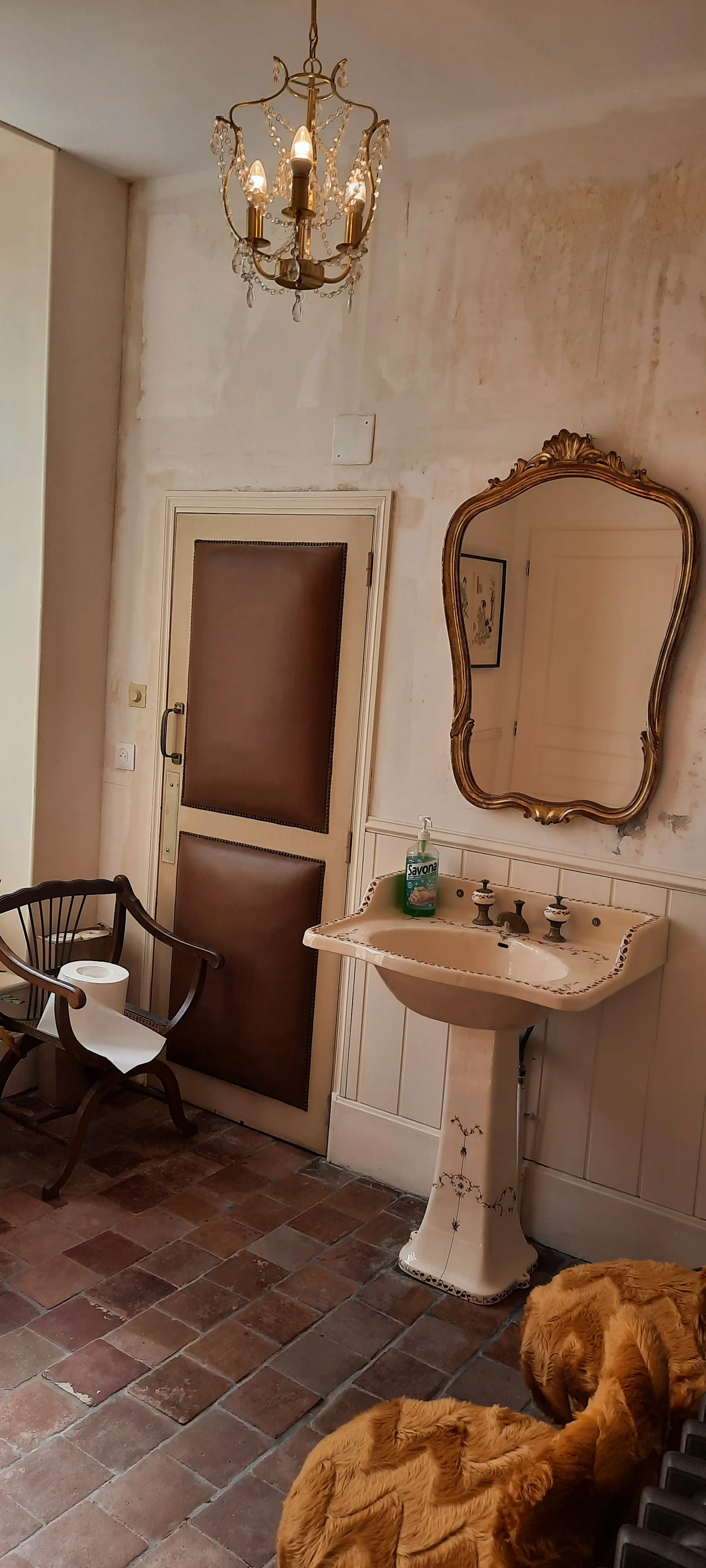 Et non, le lavabo n'est pas d'origine, c'était seulement un bureau.